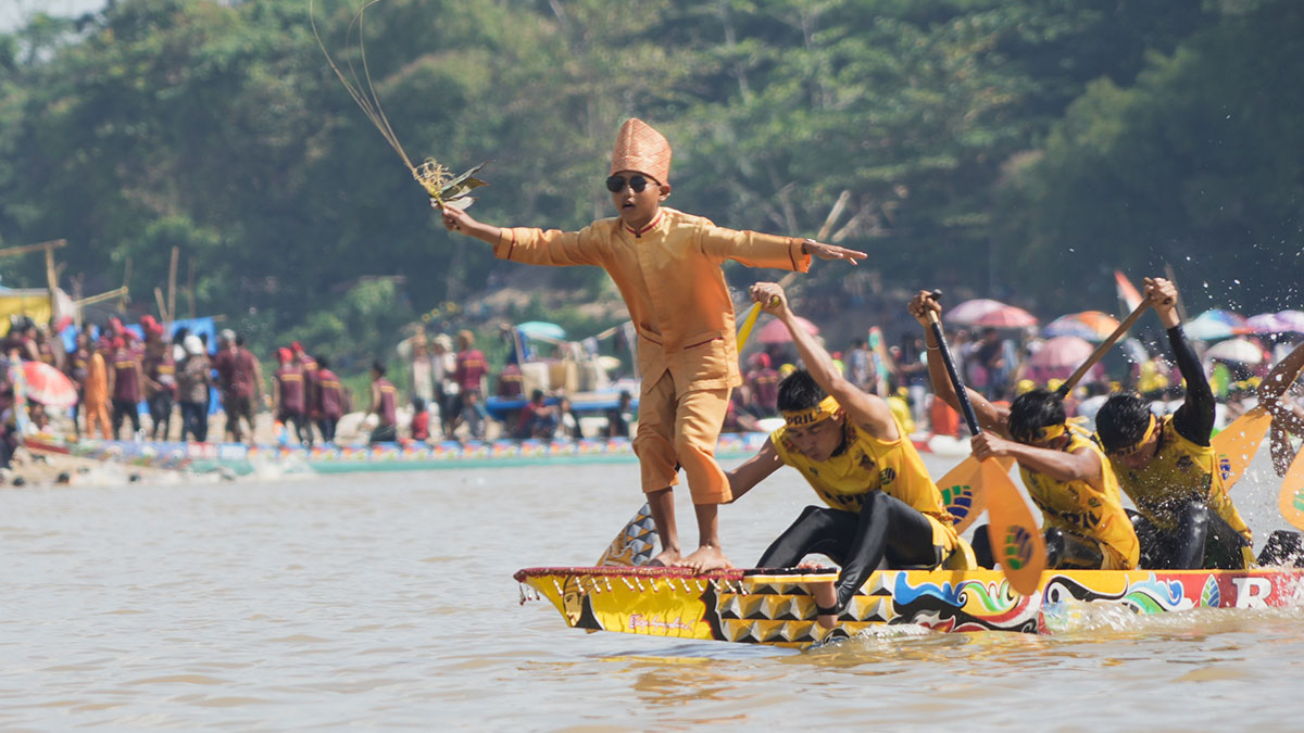 Pacu Jalur: Keringat Ratusan Pendayung, Magis Pawang, dan Harga Diri Riau di Sungai Kuantan